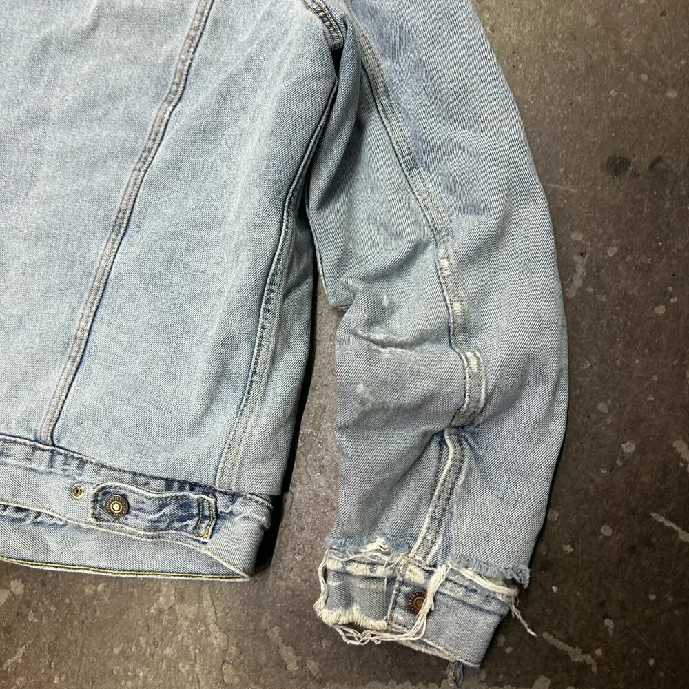 Levi’s Sherpa Lined Denim Trucker Jacket Size L Distressed Light Wash - Picture 12 of 13